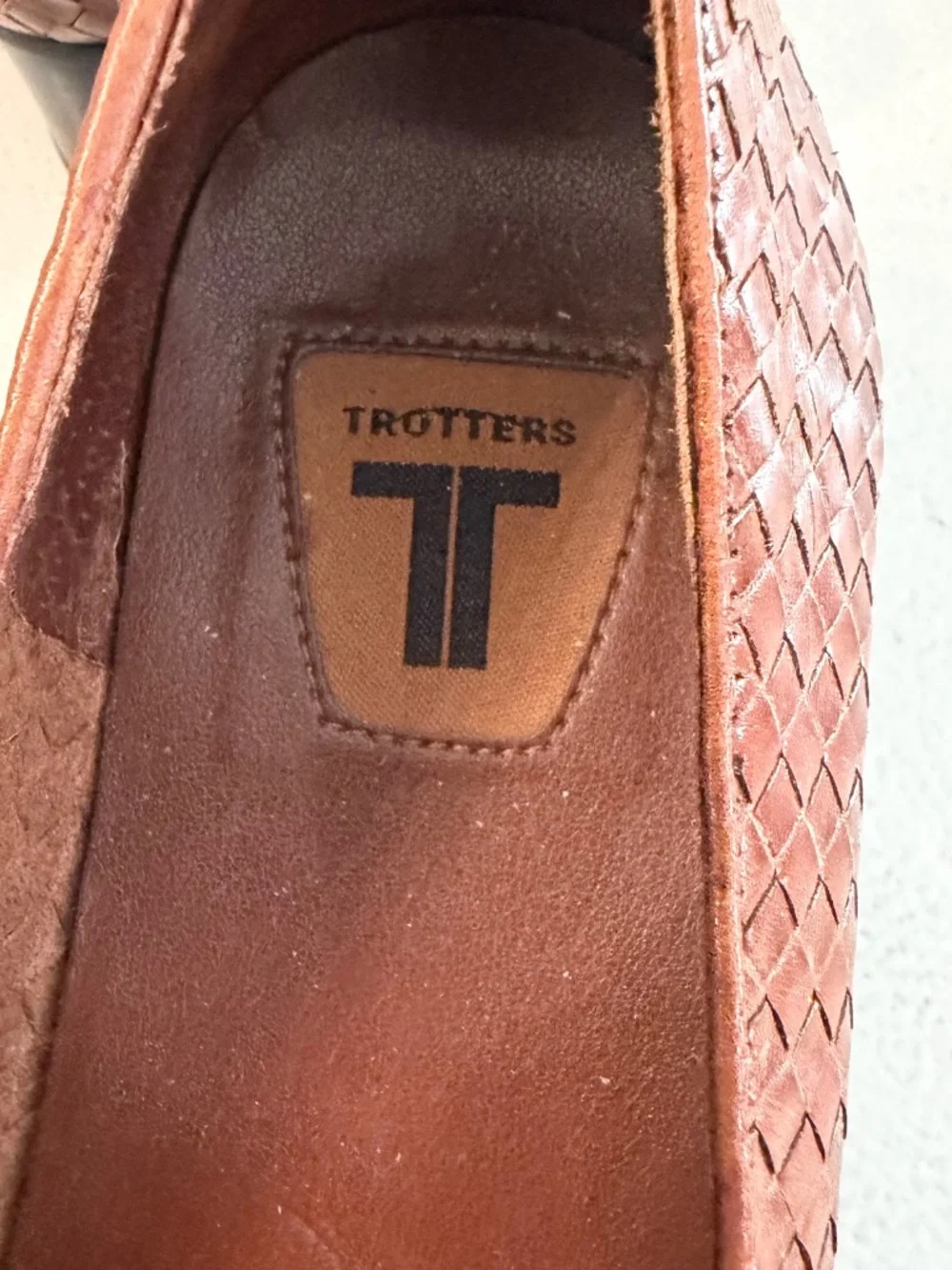 Trotters Liz Women's Brown Woven Rounded Toe Loafers with Rubber Heel Size 7 GUC